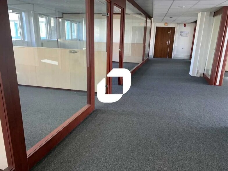 Office in Massy to rent - Interior Photo - Image 2 of 12