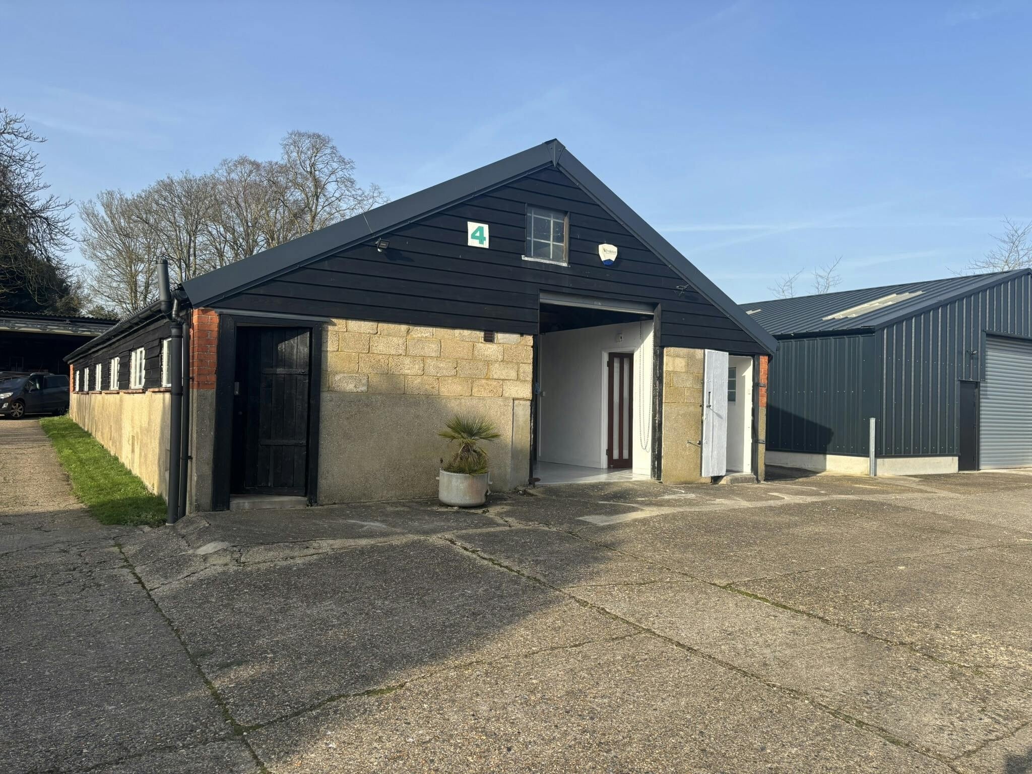 Pinkneys Grn, Maidenhead to rent Building Photo- Image 1 of 9