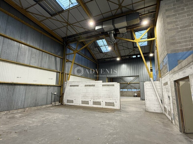 Light Industrial in Noisiel to rent - Interior Photo - Image 2 of 12