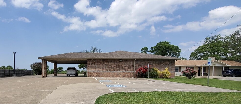 626 W Main St, Fairfield, TX for rent - Building Photo - Image 1 of 55