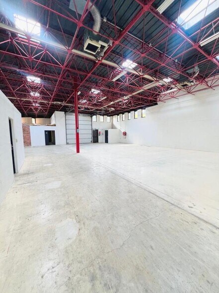 Light Industrial in Montigny-le-Bretonneux to rent - Interior Photo - Image 2 of 16