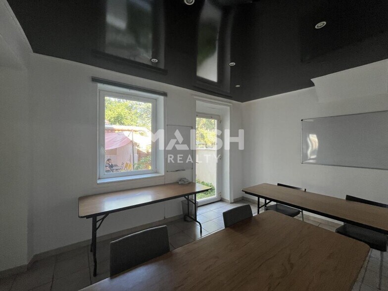 Retail in Saint-Genis-Laval to rent - Interior Photo - Image 3 of 5