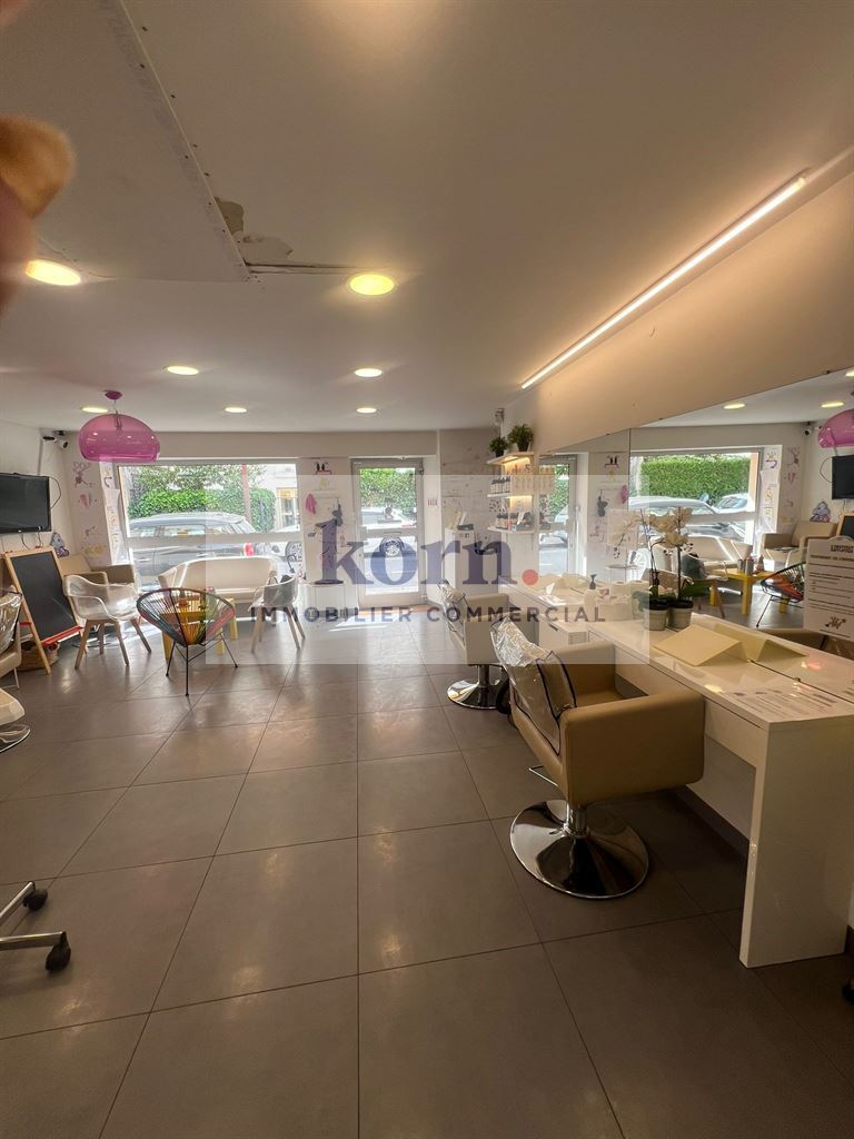 Retail in Neuilly-sur-Seine for sale Interior Photo- Image 1 of 9