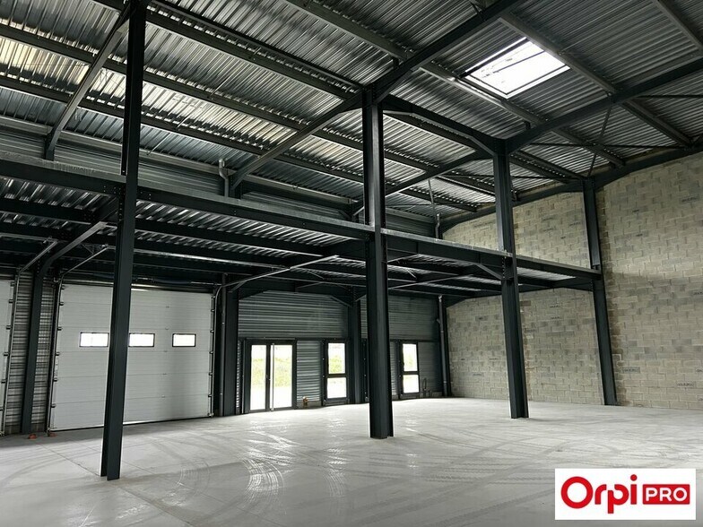 Light Industrial in Bourgoin-Jallieu to rent - Building Photo - Image 2 of 8