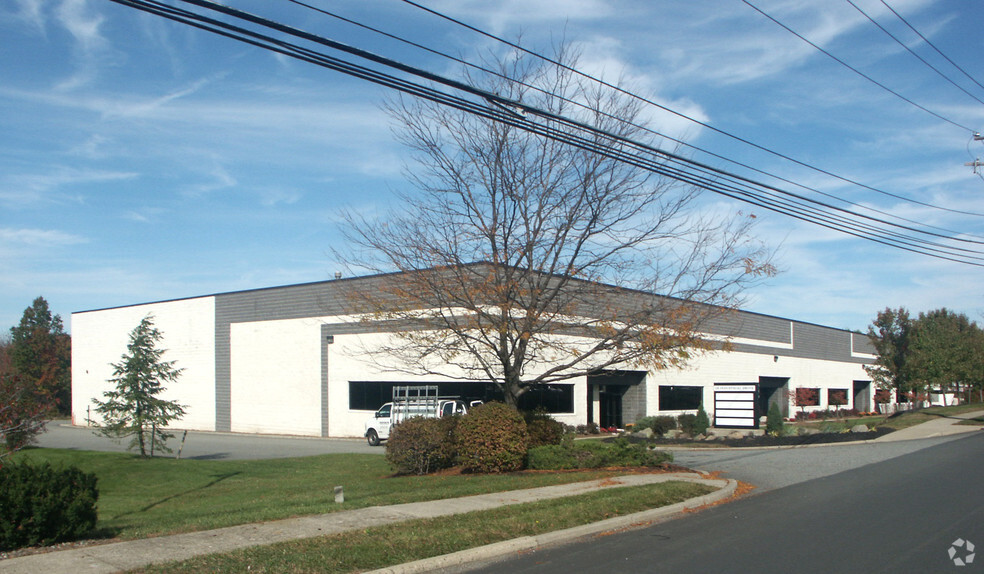 28 Industrial Dr, Middletown, NY for rent - Building Photo - Image 1 of 15