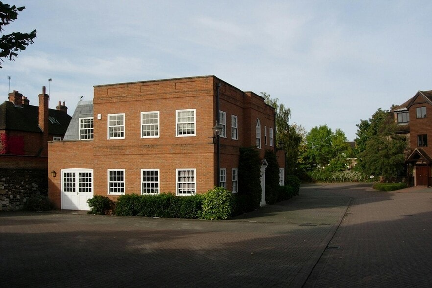 1 Waverley Ln, Farnham to rent - Building Photo - Image 2 of 4