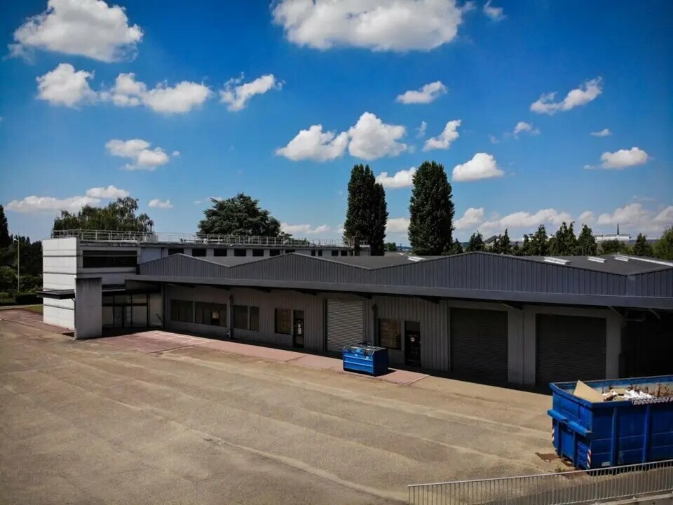 Location Entrepôt 4 200 m² - Photo 1