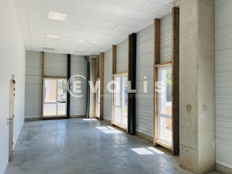 Light Industrial in Moissy-Cramayel to rent - Interior Photo - Image 3 of 6