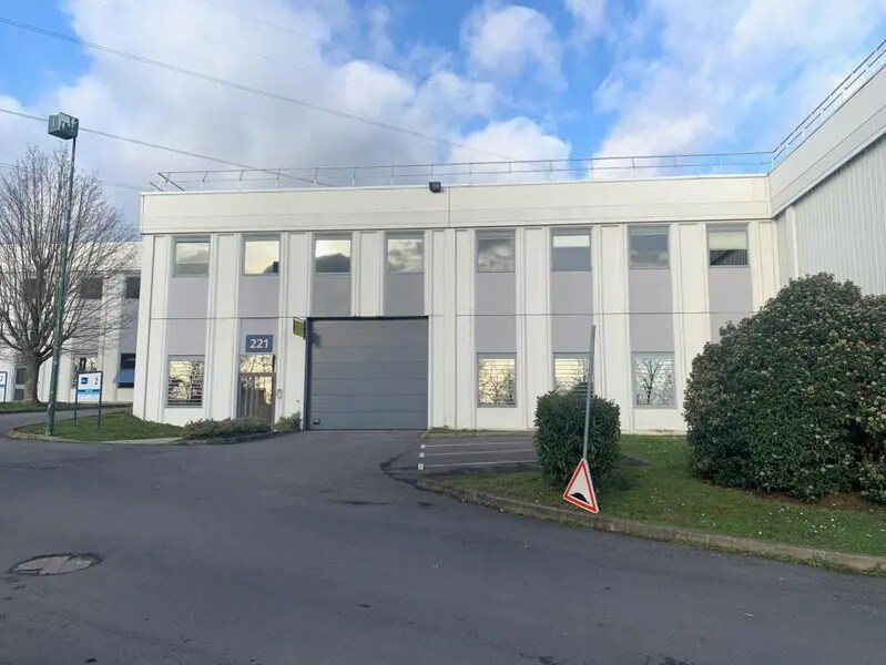 Light Industrial in Osny to rent Building Photo- Image 1 of 7