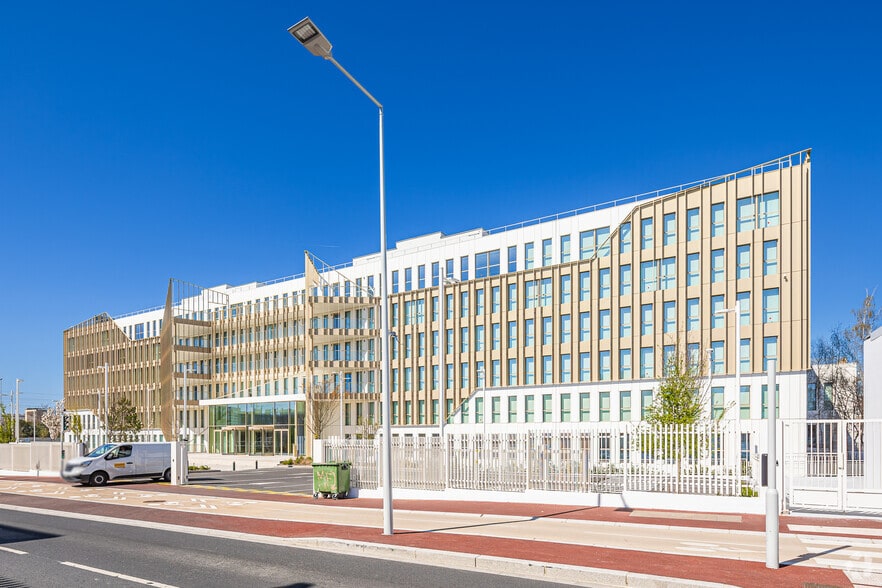 5 Rue Noël Pons, Nanterre to rent - Building Photo - Image 3 of 6