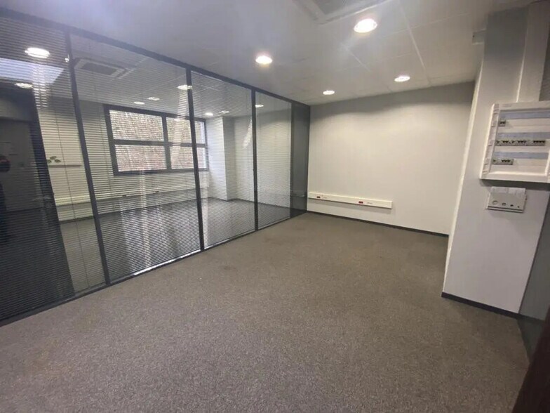 Office in Le Coudray to rent - Primary Photo - Image 2 of 15