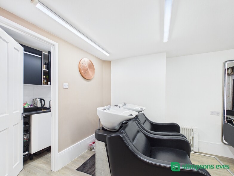 19 High St, Newport Pagnell to rent - Building Photo - Image 3 of 11