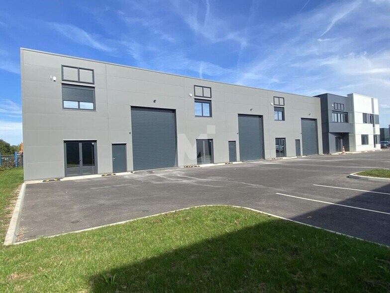 Office in Saint-Pierre-du-Perray to rent - Building Photo - Image 3 of 7