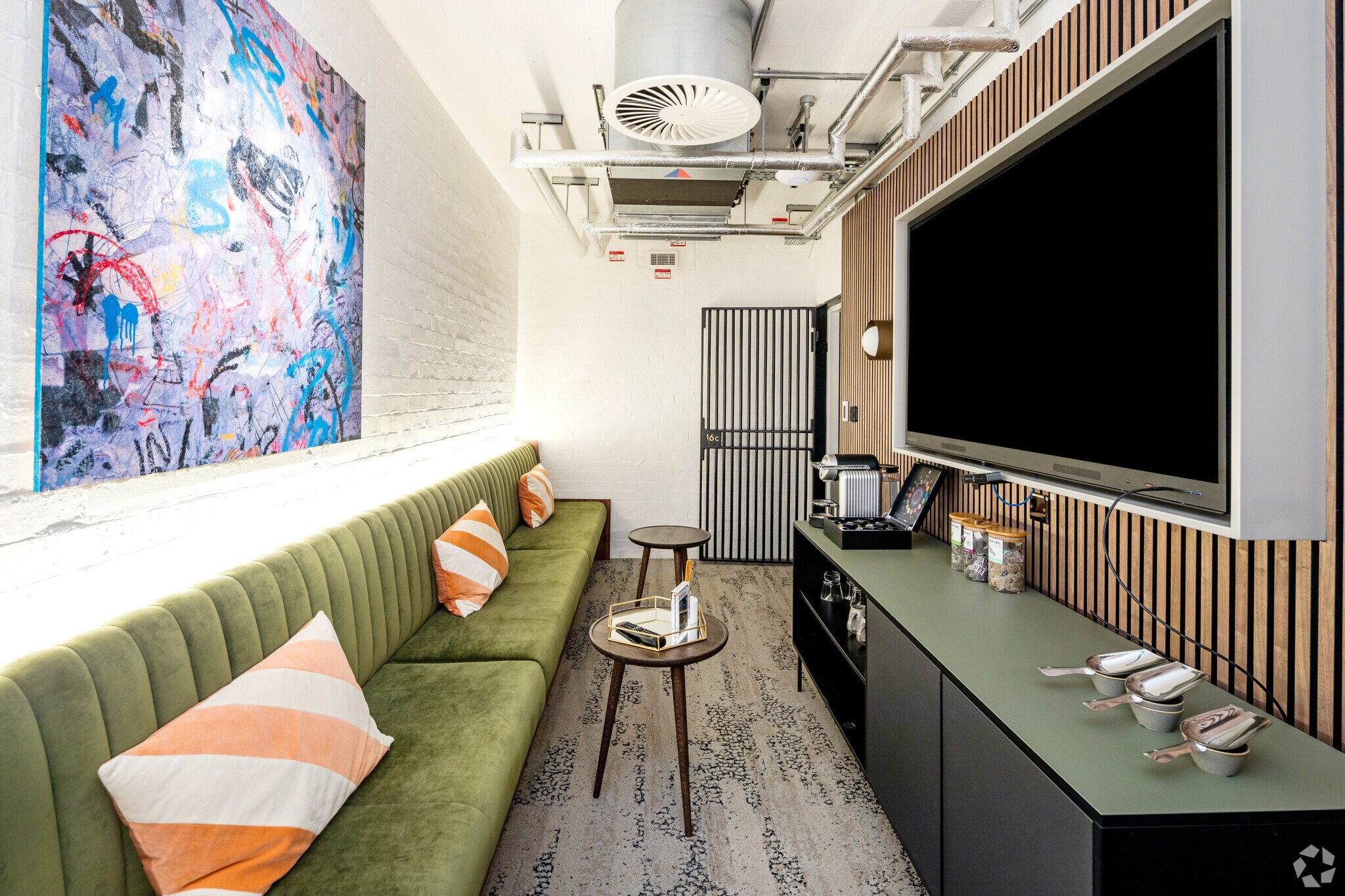 30 Tweedy Rd, Bromley to rent Interior Photo- Image 1 of 7