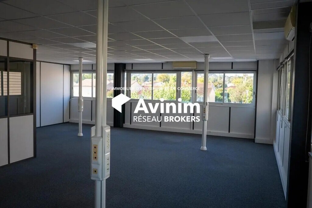 Location Bureaux 552 m² - Photo 1