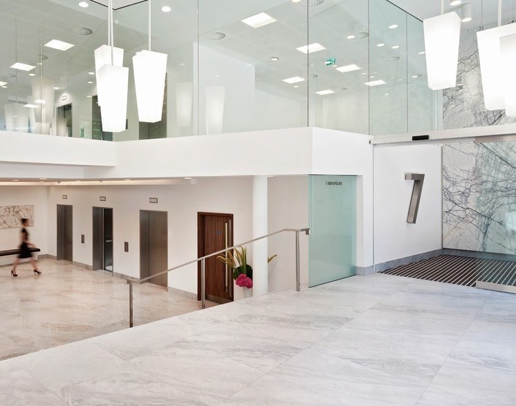 7 Bishopsgate, London to rent - Lobby - Image 3 of 31
