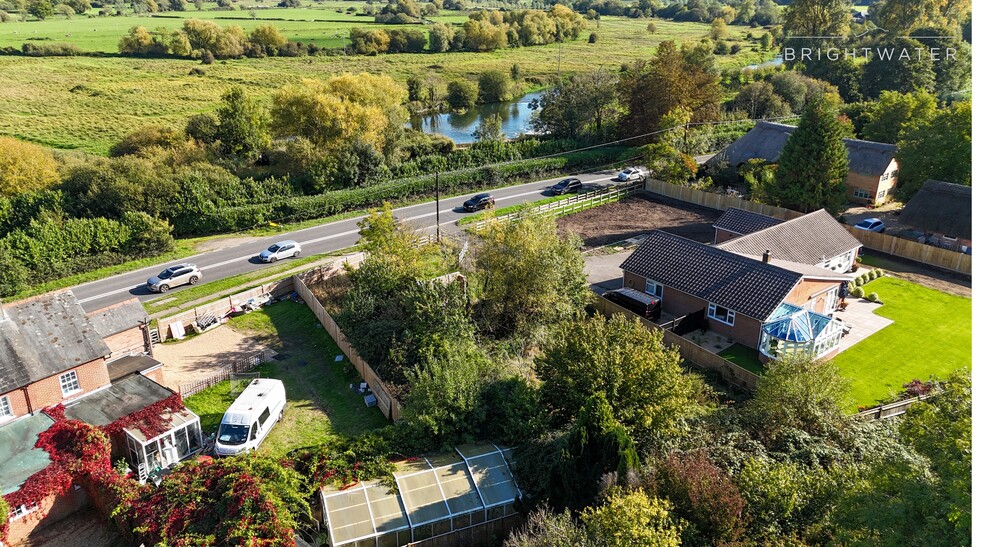 Salisbury Road, Fordingbridge for sale - Primary Photo - Image 1 of 3