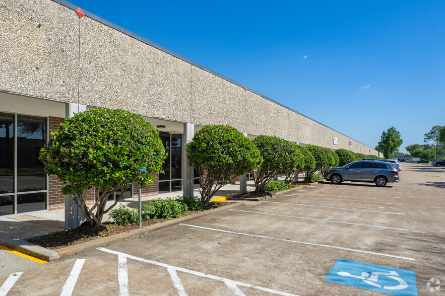 2501 Central Pky, Houston, TX for rent - Building Photo - Image 3 of 22