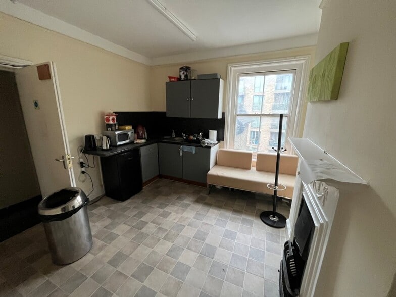 9 High St, West Drayton to rent - Interior Photo - Image 3 of 5