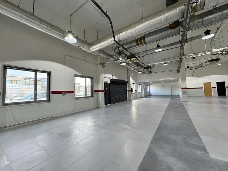 Light Industrial in Nanterre to rent - Interior Photo - Image 2 of 13