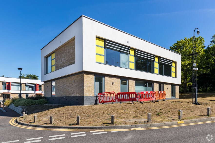 Nesfield Rd, Colchester to rent - Building Photo - Image 2 of 16