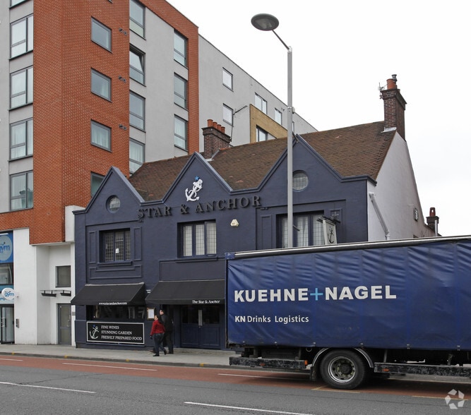 94 Uxbridge Rd, London to rent - Building Photo - Image 2 of 2