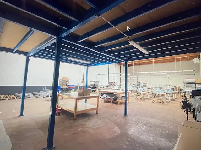 Light Industrial in Décines-Charpieu to rent Interior Photo- Image 1 of 8