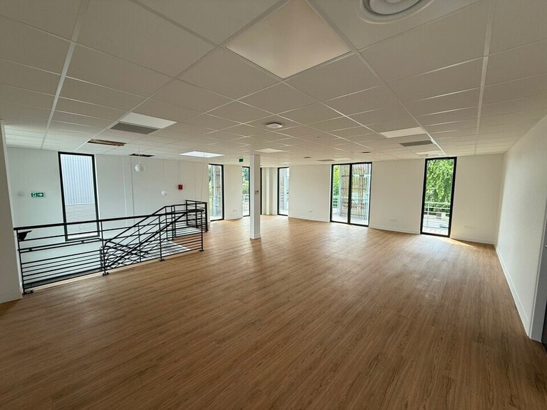 Light Industrial in Courtry for sale - Interior Photo - Image 3 of 4