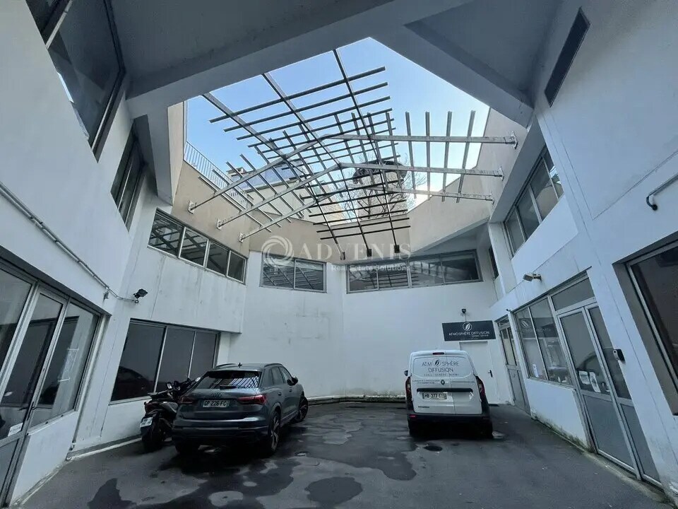 Light Industrial in Courbevoie for sale Building Photo- Image 1 of 8
