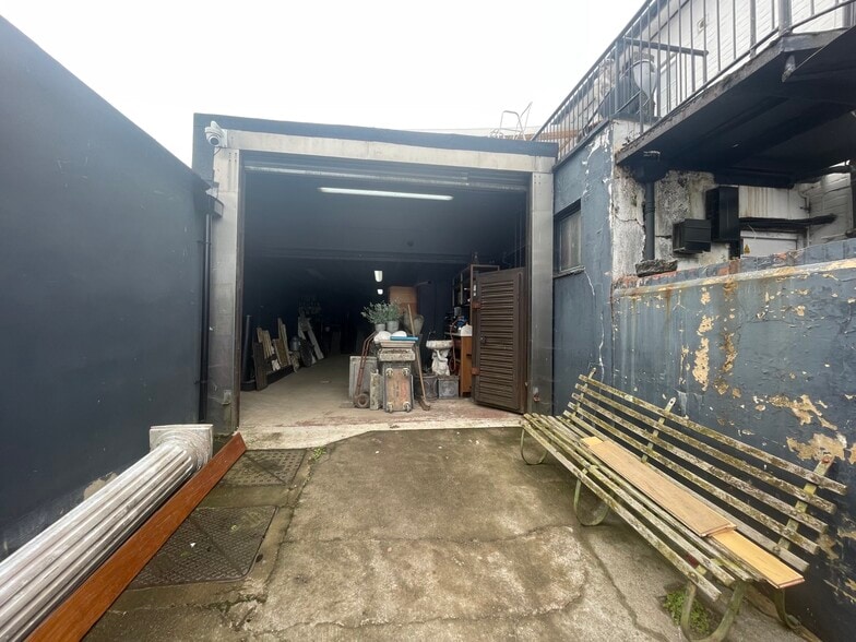 Rear of 38-40 High Street, Bagshot to rent - Interior Photo - Image 3 of 7