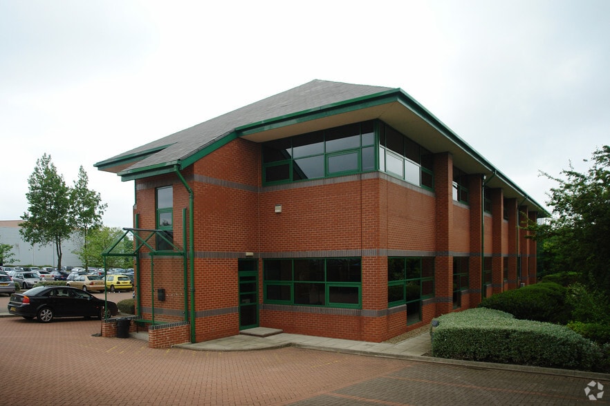 Bruntcliffe Way, Morley to rent - Building Photo - Image 2 of 2