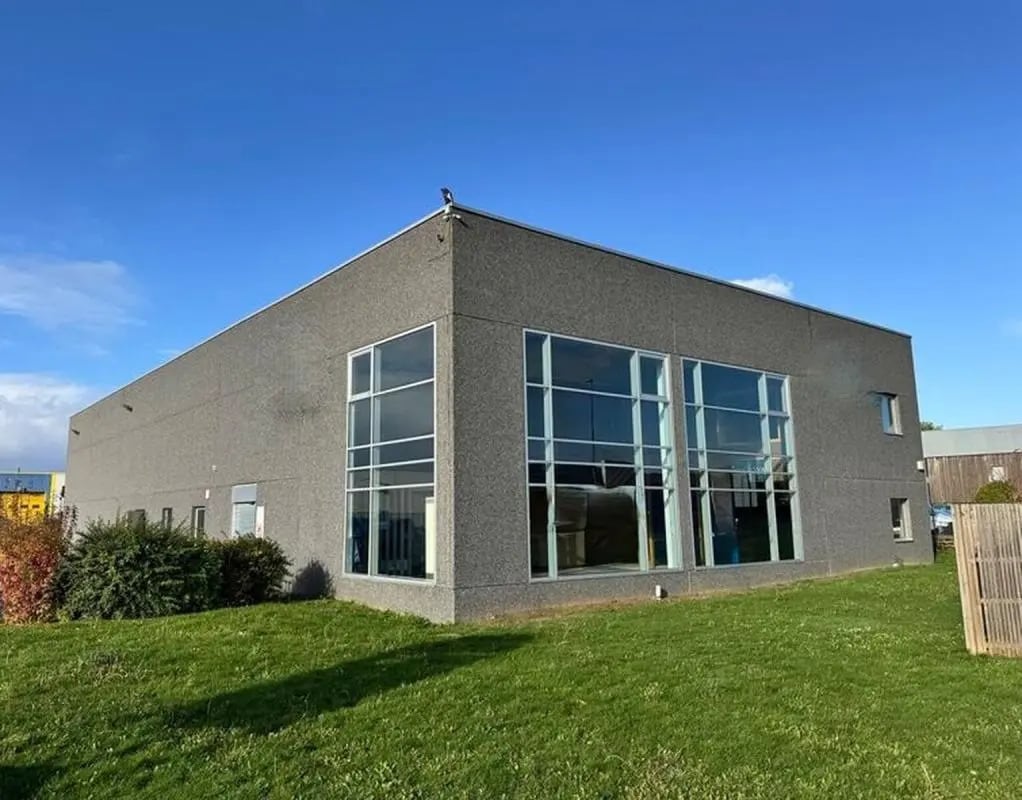 Location Entrepôt 930 m² - Photo 1
