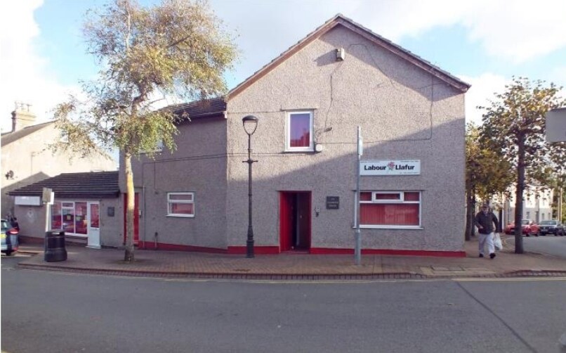 18 Thomas St, Holyhead for sale Primary Photo- Image 1 of 1