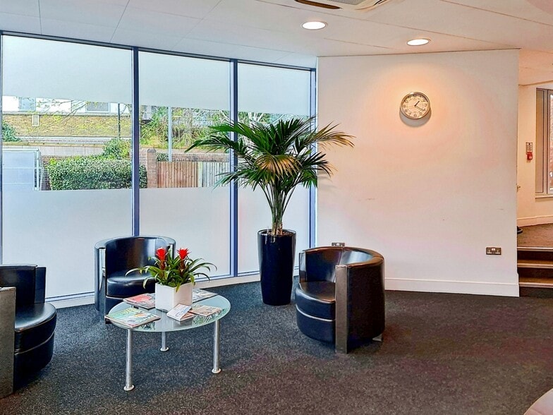 Station Way, Crawley to rent - Interior Photo - Image 3 of 10