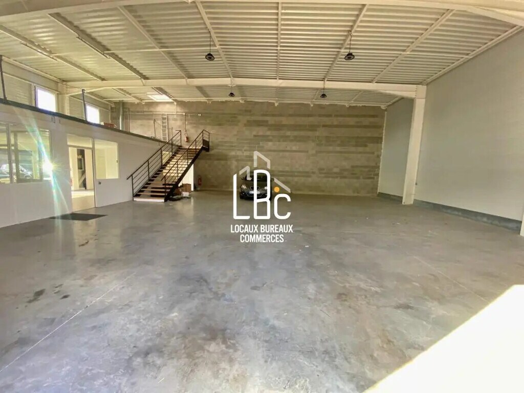 Location Local d'activités 400 m² - Photo 1