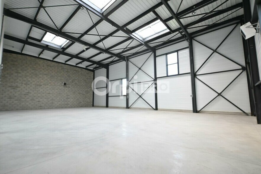 Light Industrial in Colombier-Saugnieu to rent - Interior Photo - Image 3 of 8