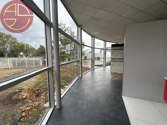 Retail in Toulouse to rent Interior Photo- Image 1 of 8