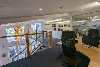 Douglas Dr, Godalming to rent Interior Photo- Image 2 of 4