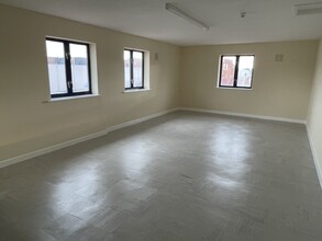 The Broadway, Thatcham for rent Interior Photo- Image 2 of 2