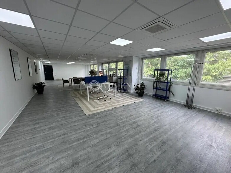 Office in Aulnay-sous-Bois to rent - Building Photo - Image 2 of 4