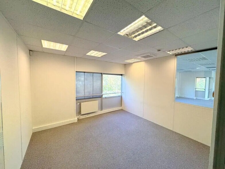 Office in Guyancourt to rent - Building Photo - Image 3 of 28