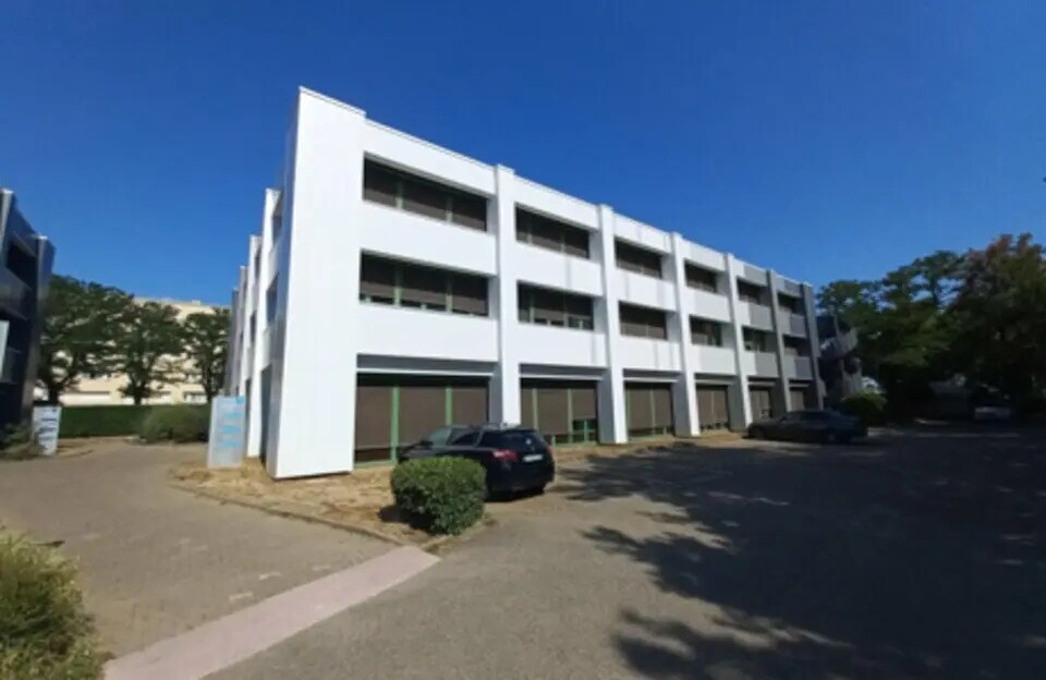 Office in Bron to rent Building Photo- Image 1 of 2