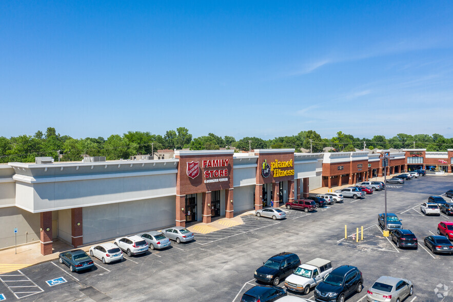 200-230 S Santa Fe Ave, Edmond, OK for rent - Building Photo - Image 1 of 7