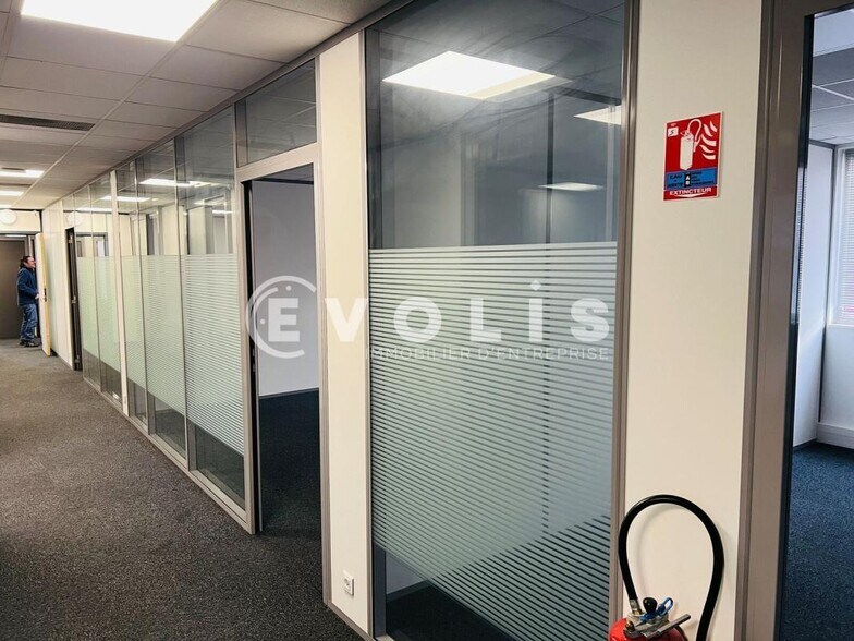 Light Industrial in Champs-sur-Marne to rent - Interior Photo - Image 3 of 6