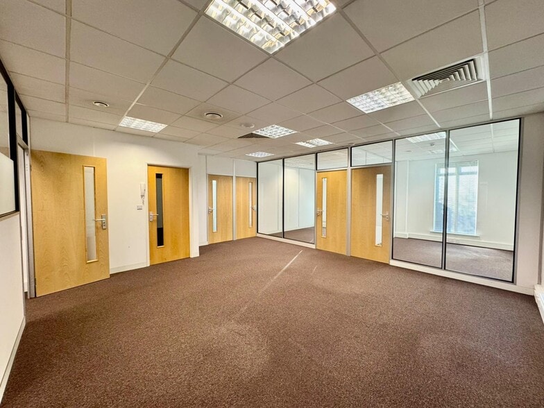 9 Shirwell Cres, Milton Keynes for sale - Building Photo - Image 2 of 8