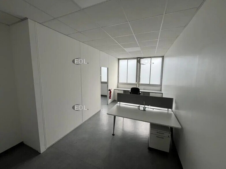 Light Industrial in Coignières to rent - Interior Photo - Image 3 of 7