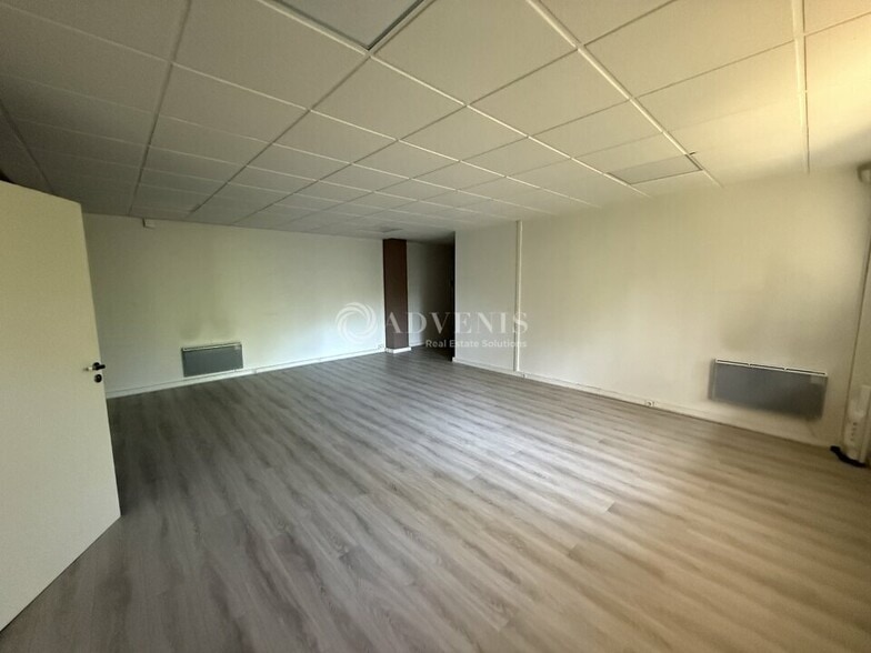 Office in Croissy-Beaubourg for sale - Interior Photo - Image 2 of 7