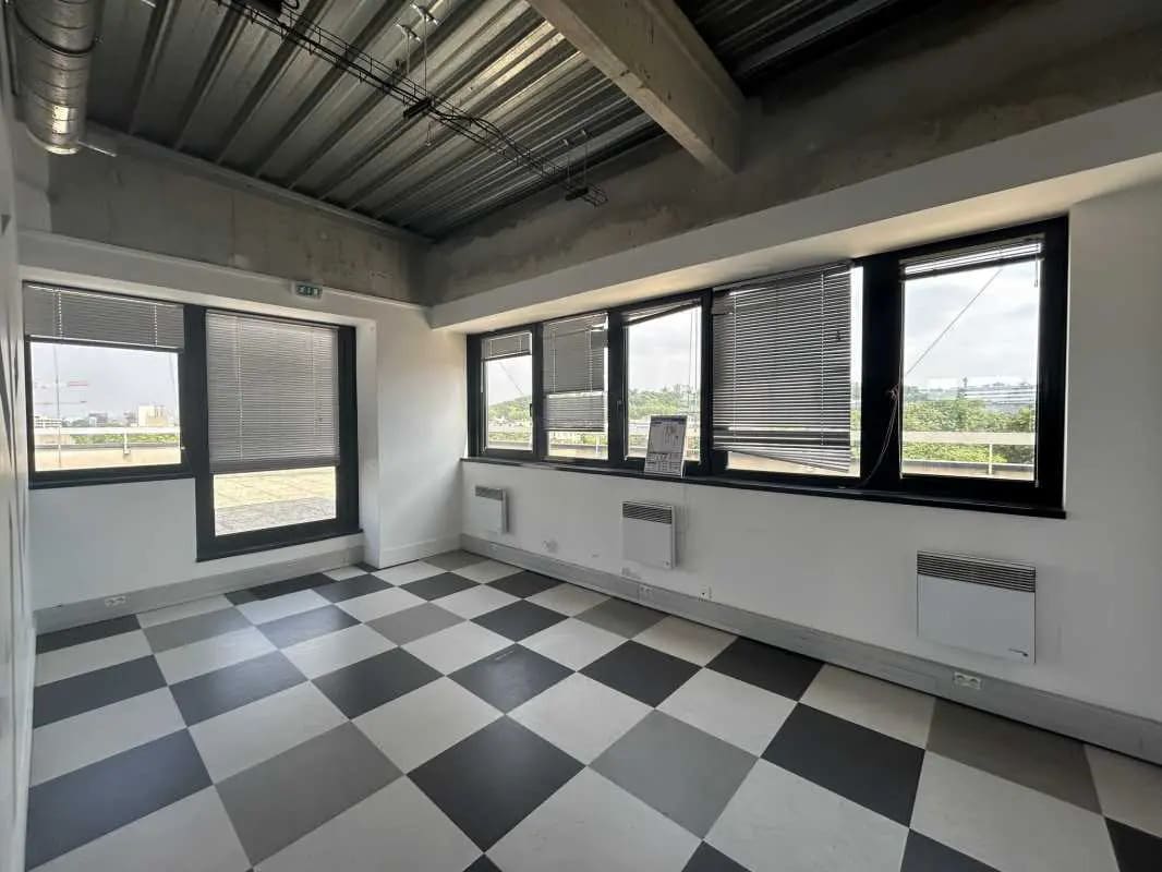 Office in Pantin to rent Interior Photo- Image 1 of 1