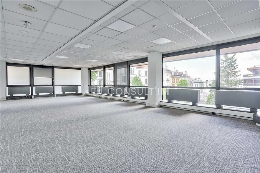 Office in Saint-Cloud to rent - Interior Photo - Image 1 of 8