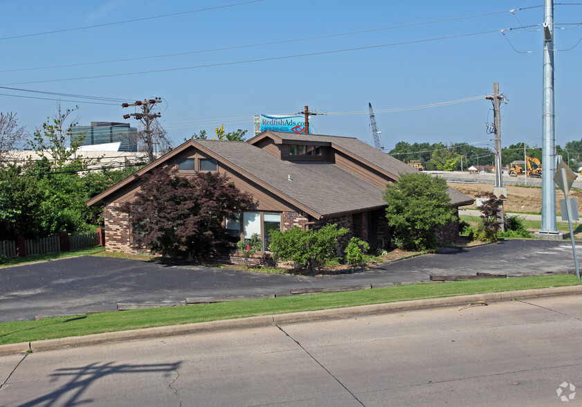 5746 E Skelly Dr, Tulsa, OK for sale - Primary Photo - Image 1 of 1